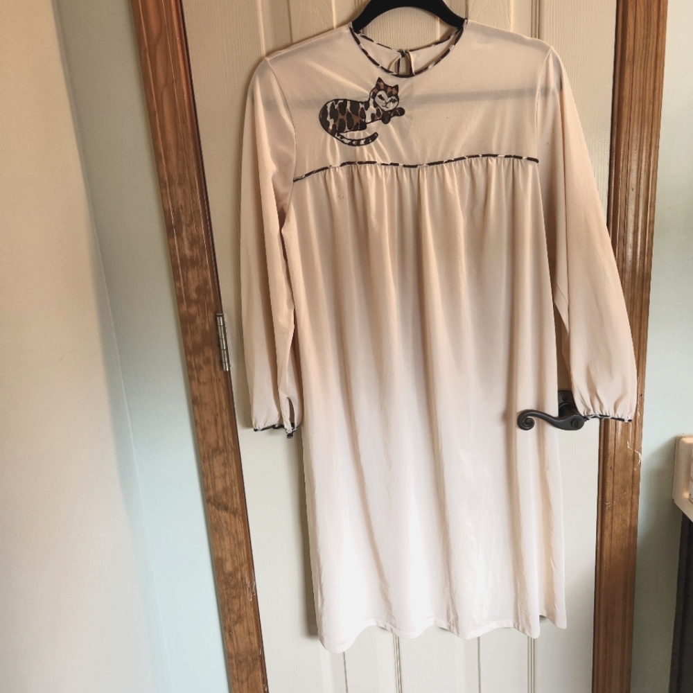 Vintage nightgown pajamas cream leopard sleeping cat small